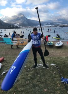 “Ramer en plein hiver, sous la neige, dans les Alpes avec une eau à 4°c….” La GlaGla Race est une course insolite qui a rassemblé près de 830 amateurs de stand up paddle de 31 pays différents,