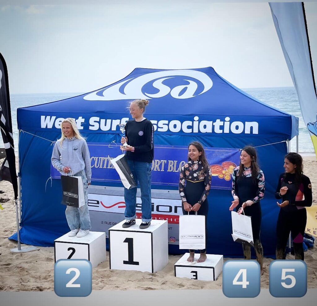 Championnat du Morbihan minimes surf ondines 2023 Mahaut PETRY Ombeline teneau et Ana goret quiberon saint Pierre Quiberon